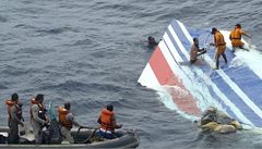 Záchranái vytahují z oceánu trosky letadla Air France